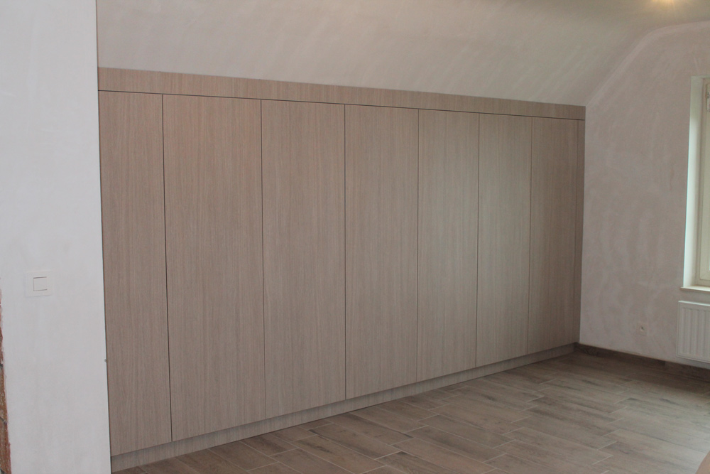 Dressing op maat in slaapkamer door Schrijnwerker Stijn Janssens